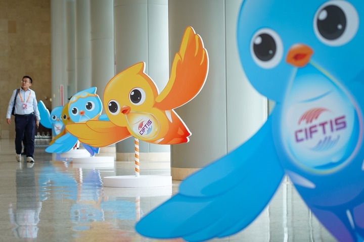 2024年9月11日在國家會議中心拍攝的服貿(mào)會吉祥物“福燕”形象。新華社記者 陳鐘昊 攝