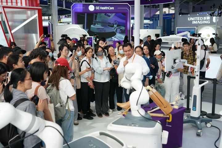 2024年9月11日，記者在服貿(mào)會首鋼園區(qū)健康衛(wèi)生服務館采訪。新華社記者 張晨霖 攝