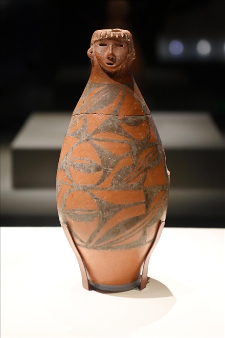 大地灣出土的人頭形器口彩陶瓶。新華社記者 范培珅 攝