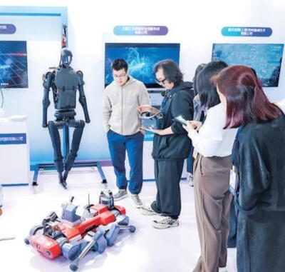 普陀區(qū)“中華武數(shù)”科創(chuàng)集市上，展位工作人員在向觀眾展示機(jī)器人。資料圖片