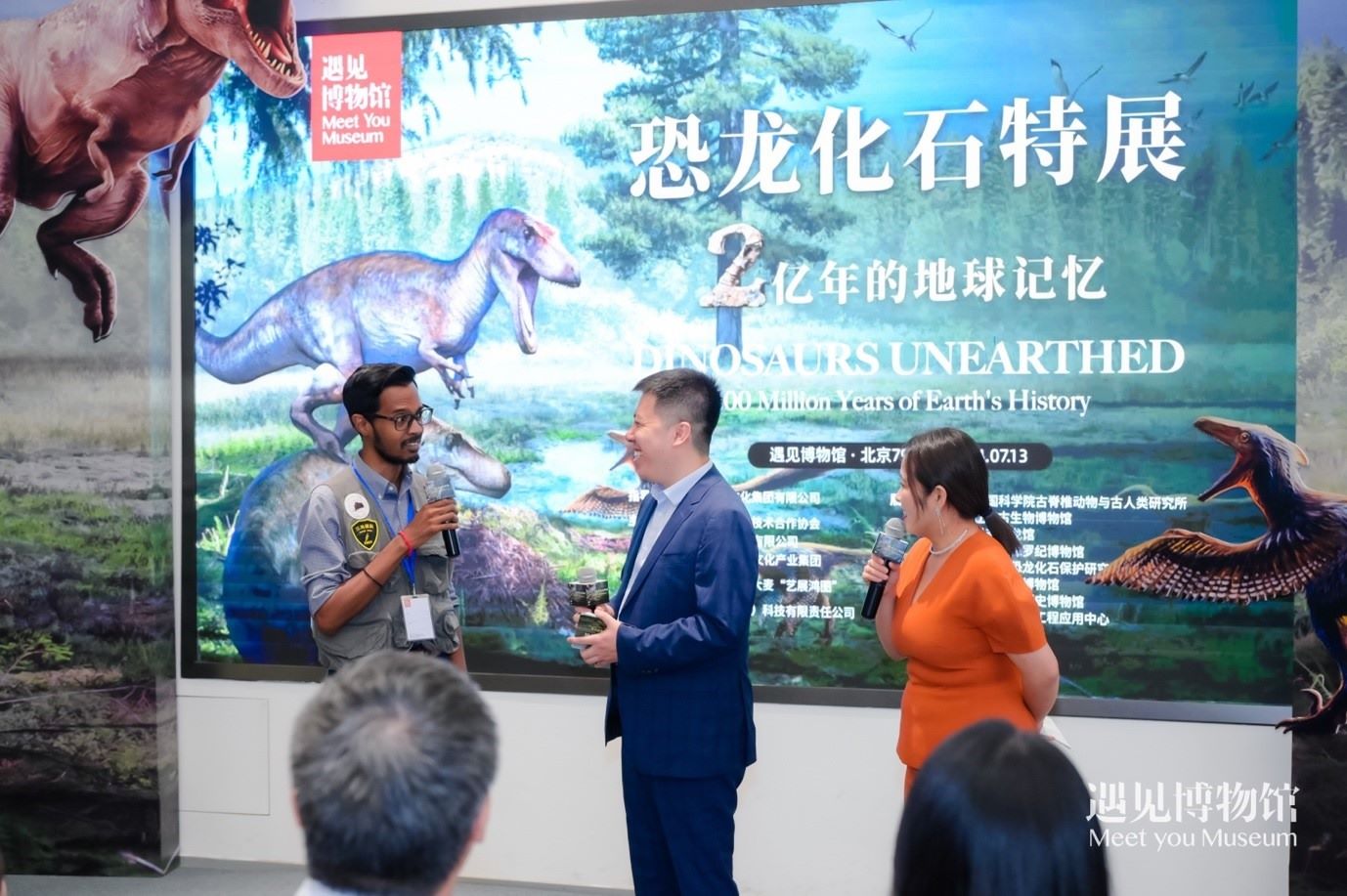 8. 中國科學(xué)院古脊椎動(dòng)物與人類研究所特別研究助理保羅·拉米向游客介紹“2億年的地球記憶——恐龍化石特展”。遇見博物館供圖