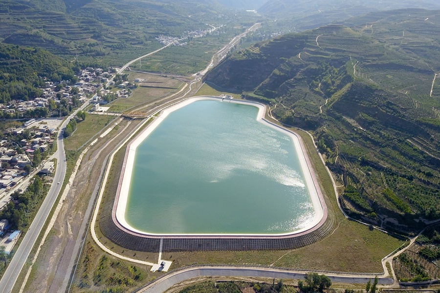 這是在天水市拍攝的已投用的天水城區(qū)引洮供水工程楊家灣調(diào)蓄水池（無人機照片）。新華社記者 范培珅 攝
