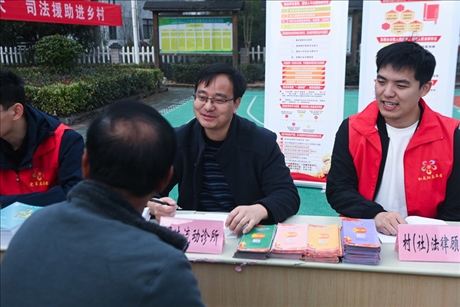 2022年11月9日，在杭州市臨安區(qū)太陽鎮(zhèn)上太陽村，臨安區(qū)太陽司法所所長(zhǎng)方凱（右二）現(xiàn)場(chǎng)解答法律問題。 新華社記者 徐昱 攝
