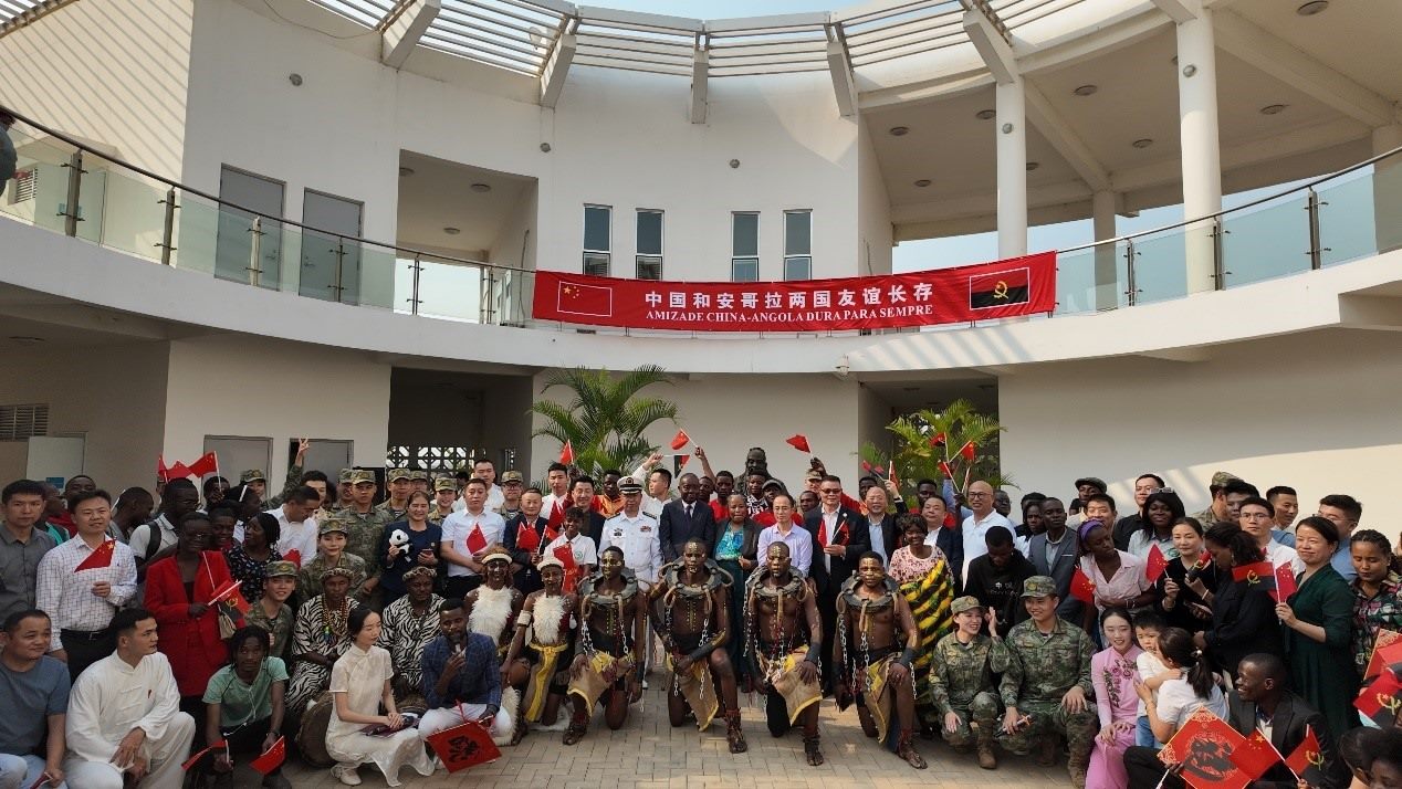 文化聯(lián)誼活動(dòng)合影。內(nèi)圖大學(xué)孔子學(xué)院供圖