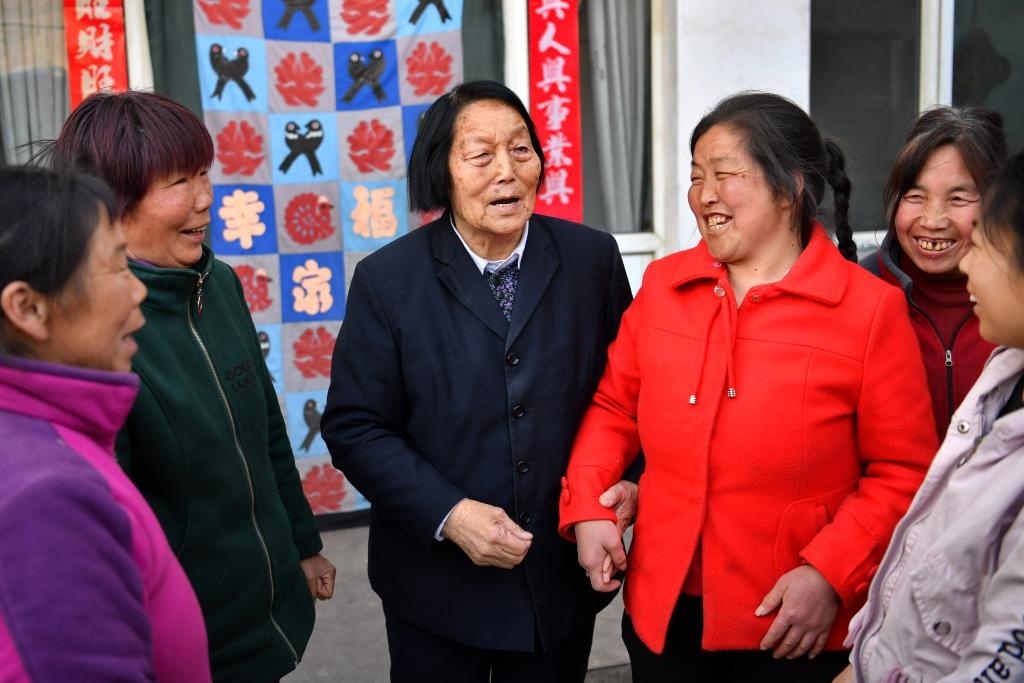 2019年3月23日，申紀(jì)蘭（左三）在山西省平順縣西溝村與村民分享全國兩會(huì)精神。新華社記者 曹陽 攝