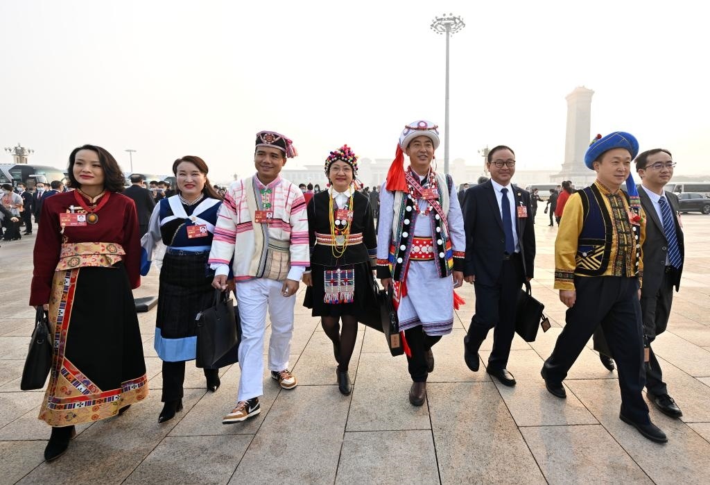 2023年3月5日，第十四屆全國人民代表大會(huì)第一次會(huì)議在北京人民大會(huì)堂開幕。這是全國人大代表走向會(huì)場。新華社記者 陳益宸 攝