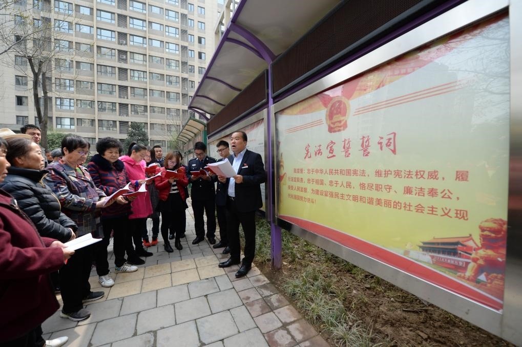 2018年3月20日，陜西寶倫律師事務(wù)所專職律師白銀濤（右一）在西安華遠(yuǎn)君城社區(qū)宣傳憲法知識(shí)。新華社記者 李一博 攝