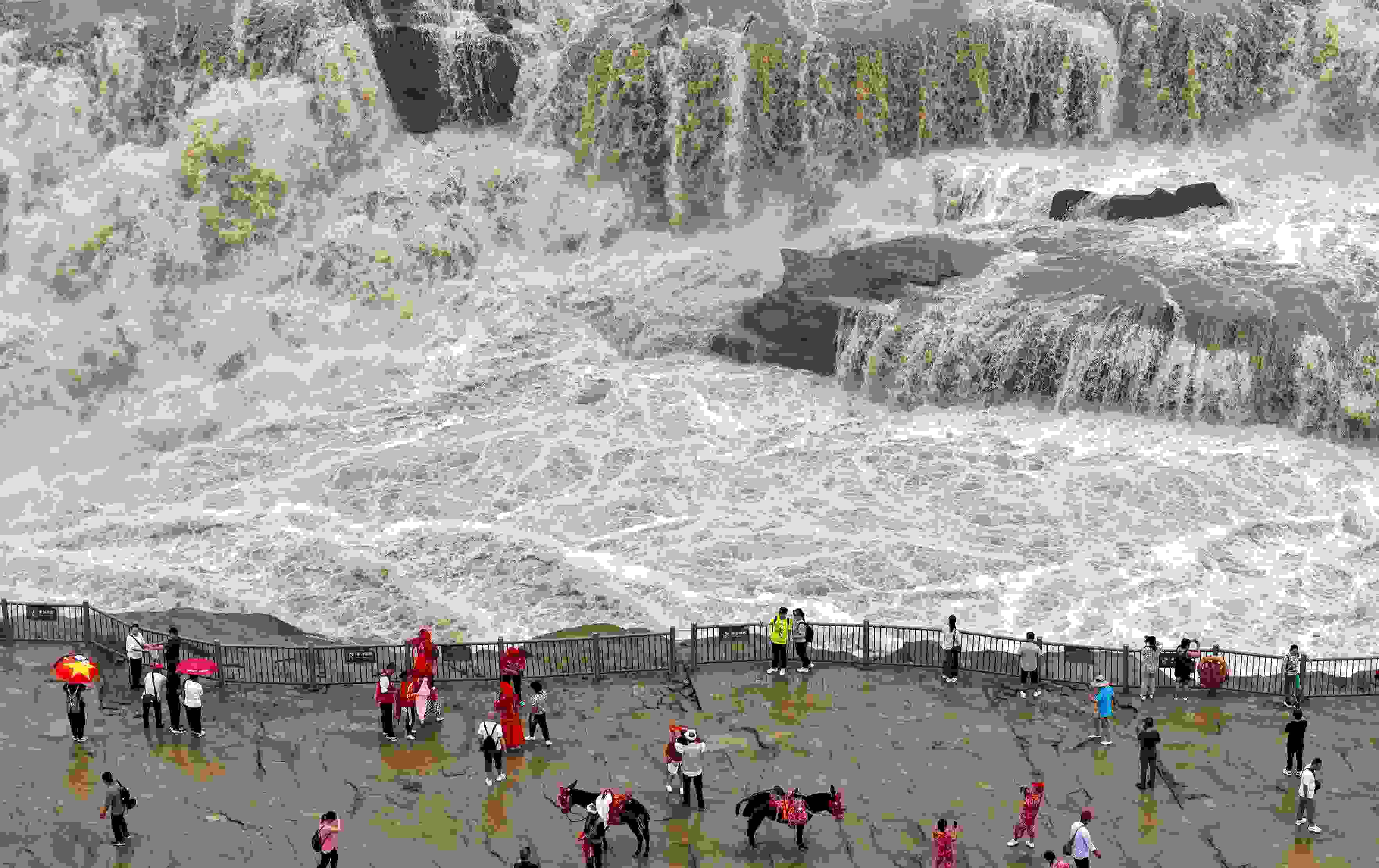 △9月9日，游客在黃河壺口瀑布景區(qū)游覽。