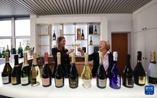 9月13日，在法國蘭斯附近的希尼萊羅斯，人們在佳醍亞總部享用香檳酒。新華社記者 高靜 攝