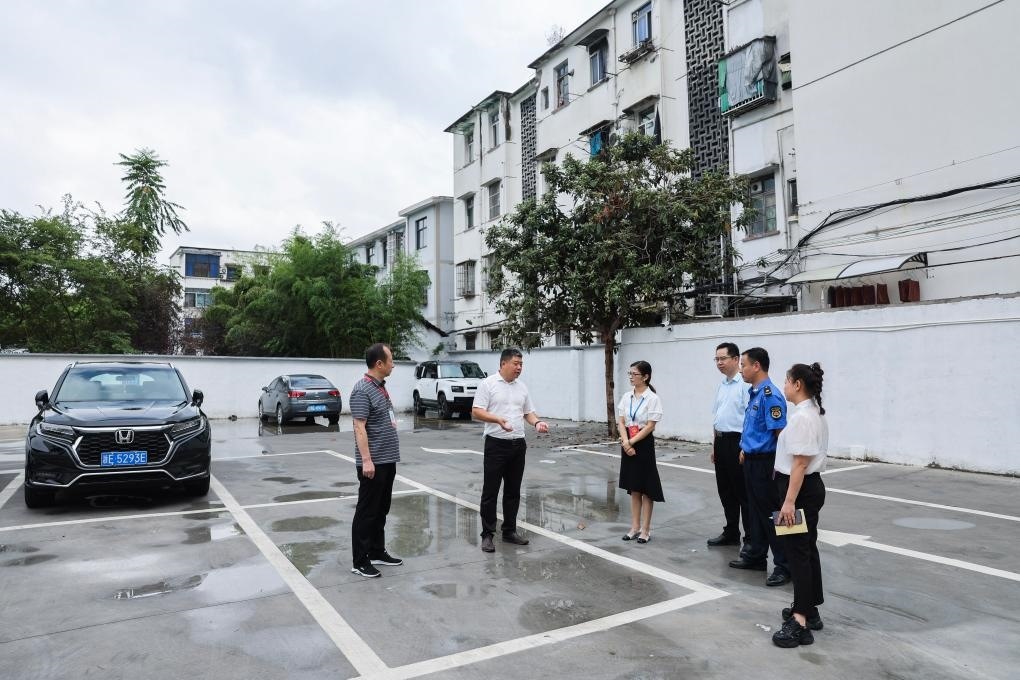 2024年9月11日，在浙江省湖州市，湖州吳興區(qū)人大代表、人大飛英街道工委代表及塔下街社區(qū)代表前往已改建的一處停車場進行實地調(diào)研，監(jiān)督該改建項目的完成情況。新華社記者 徐昱 攝