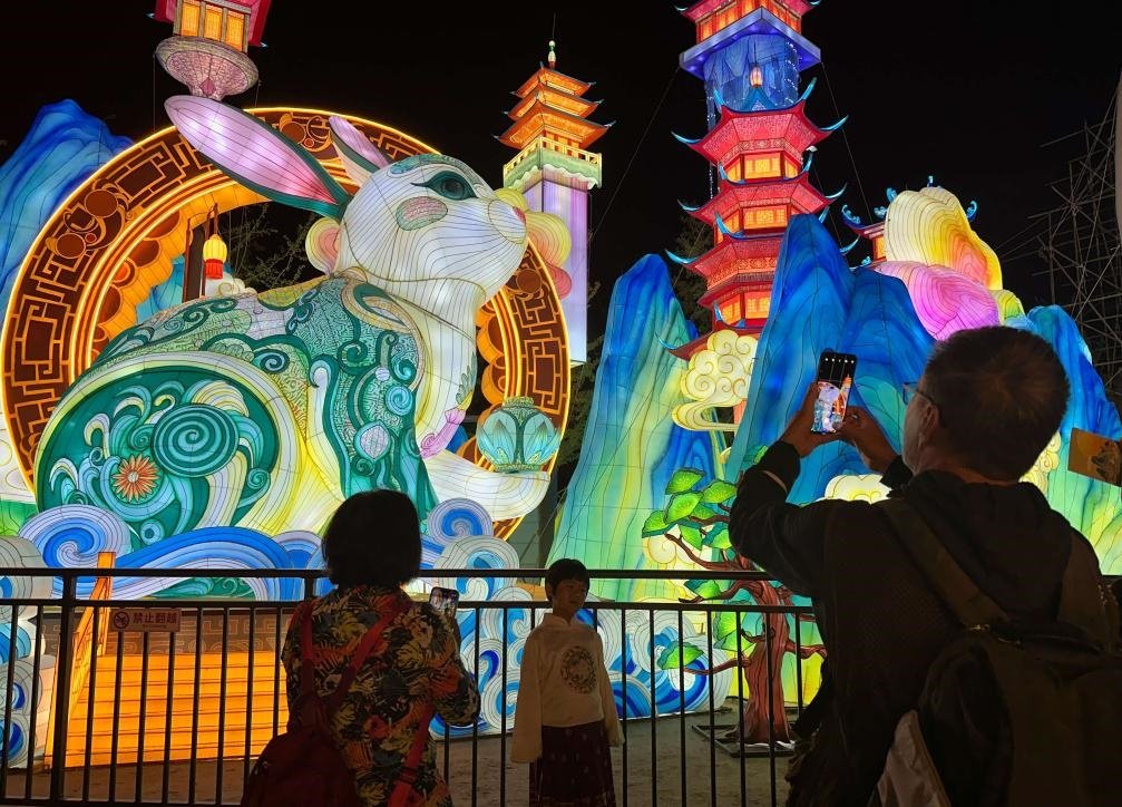 市民游客在2024年北京中秋國慶彩燈游園會欣賞彩燈。新華社記者楊淑君 攝
