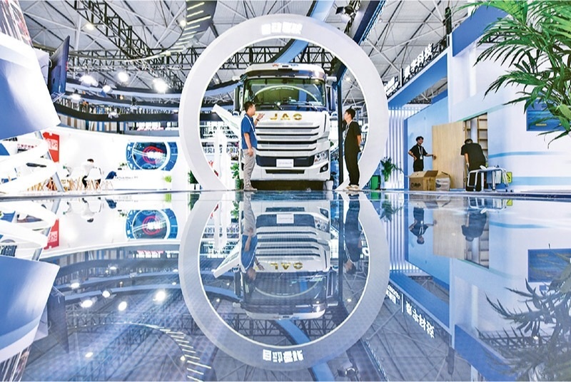 黨的二十屆三中全會提出，加快構(gòu)建促進數(shù)字經(jīng)濟發(fā)展體制機制，完善促進數(shù)字產(chǎn)業(yè)化和產(chǎn)業(yè)數(shù)字化政策體系。2024年8月28日至30日，2024中國國際大數(shù)據(jù)產(chǎn)業(yè)博覽會在貴州貴陽舉辦。圖為工作人員在介紹無人駕駛重型卡車。 新華社記者 楊文斌/攝