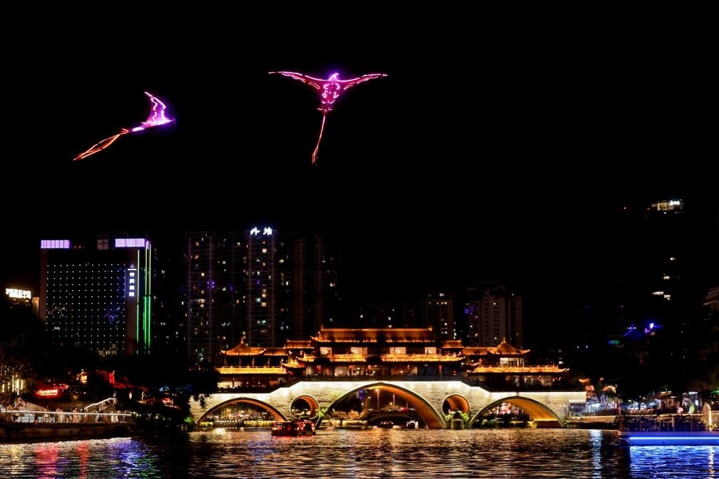 成都“夜游錦江”低空飛行裝置與游船伴飛。（唐斌治 攝）