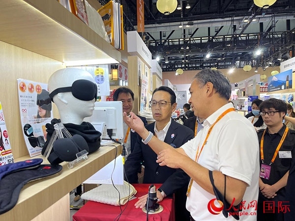 日本駐華大使金杉憲治（左二）參觀2024年服貿(mào)會日本館。人民網(wǎng)記者 盛楚宜攝