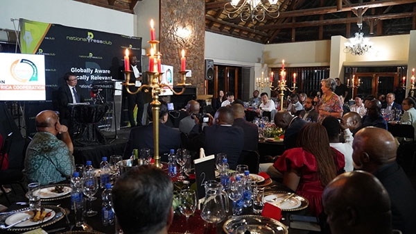 吳大使回答記者提問。人民網(wǎng) 劉暢攝