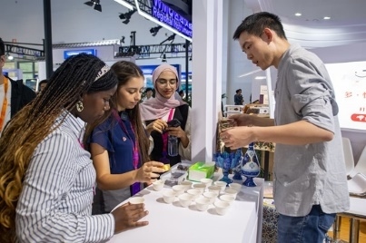 觀眾正在品嘗伊朗的藏紅花茶。人民網(wǎng)記者 翁奇羽攝