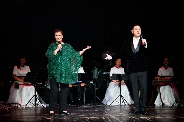 中羅歌唱家合唱《摩爾多瓦的玫瑰》。傅永山 攝