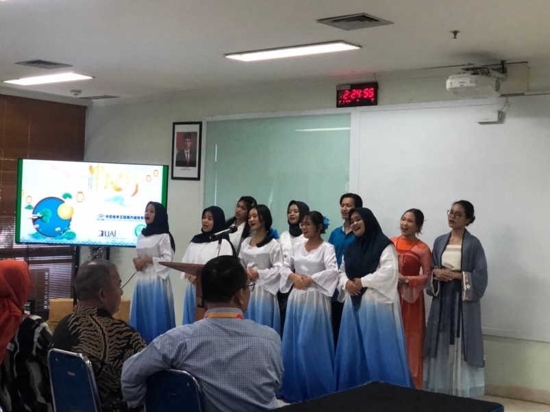 阿拉扎大學中文系學生演唱中文歌曲?；顒又鬓k方供圖