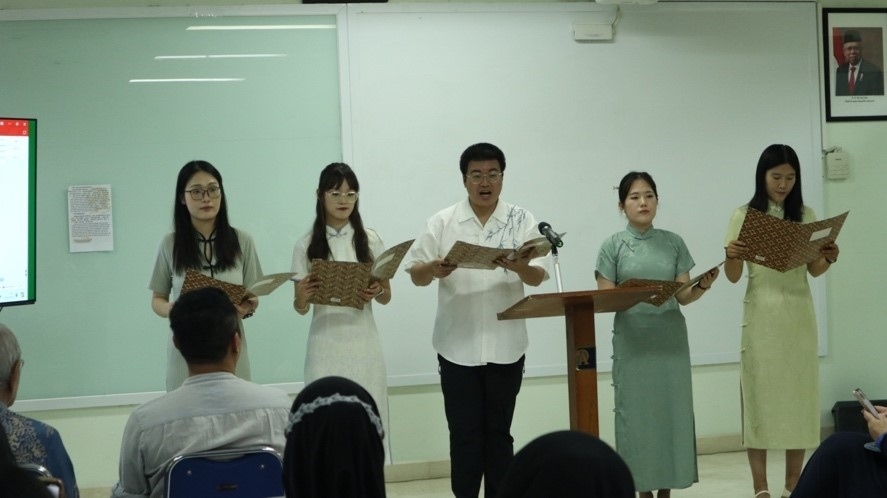 阿拉扎大學孔子學院志愿者教師表演詩朗誦?；顒又鬓k方供圖