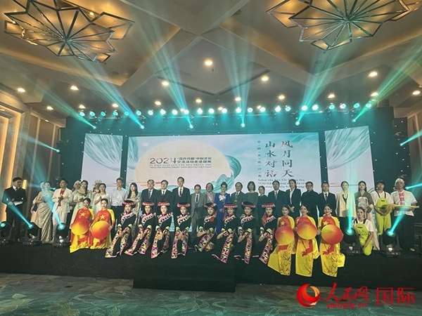 兩國(guó)嘉賓與中越藝術(shù)家現(xiàn)場(chǎng)合影。人民網(wǎng)記者 楊曄攝