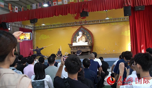 日本少林寺拳法青年代表團觀看少林拳表演。人民網(wǎng)記者 張麗婭攝