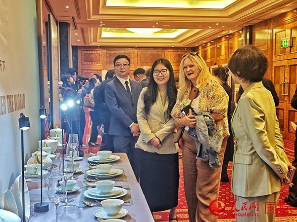 英國觀眾參觀“景德鎮(zhèn)制”區(qū)域品牌新品。人民網(wǎng)記者 邢雪攝