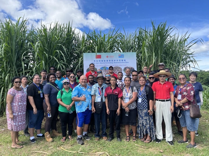 2024年2月28日，來(lái)自巴布亞新幾內(nèi)亞、湯加、庫(kù)克群島、薩摩亞、瑙魯?shù)葒?guó)家的“太平洋島國(guó)菌草技術(shù)培訓(xùn)班”學(xué)員在斐濟(jì)布拉阿格魯菌草技術(shù)示范基地合影。新華社發(fā)（中國(guó)援斐濟(jì)菌草技術(shù)示范中心供圖）