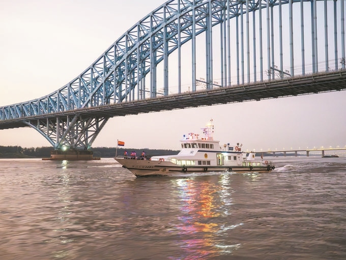 8月12日，長江航運公安局南京分局組織民警輔警駕乘警用巡邏船在轄區(qū)水域開展巡邏檢查。江寧攝