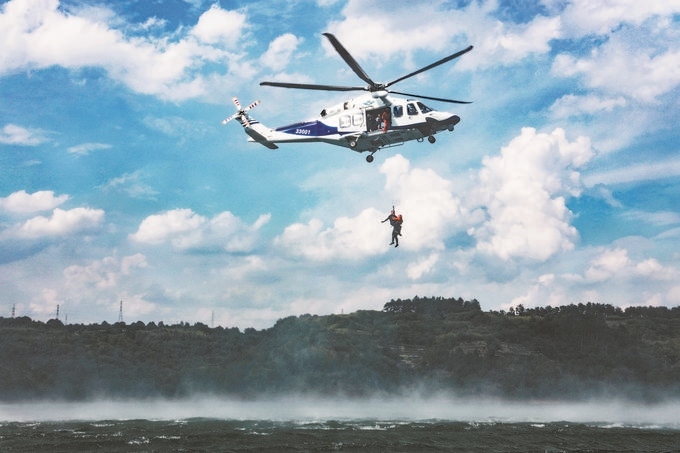 ▼7月17日，浙江省新昌縣公安局聯(lián)合浙江省公安廳警務(wù)航空隊在長詔水庫水域及周邊開展救援演練。王樟林攝