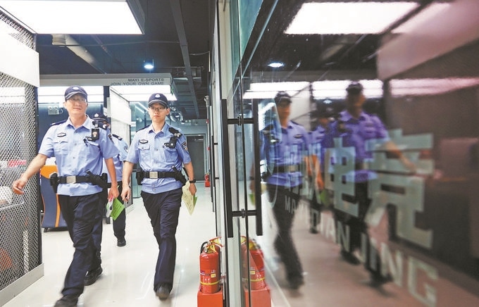 ▲7月6日，山西省新絳縣公安局龍興派出所組織警力對網(wǎng)吧等場所進行集中治安檢查。高新生攝