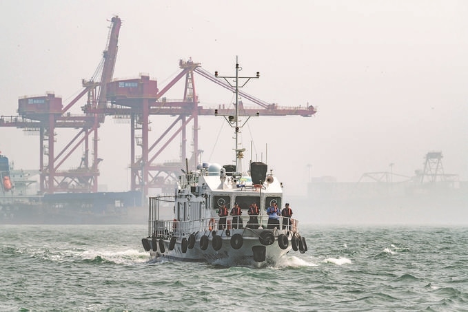 ?7月5日，秦皇島出入境邊防檢查站聯(lián)合秦皇島市公安局水陸巡特警支隊開展海上聯(lián)合巡航。陳凈萱攝