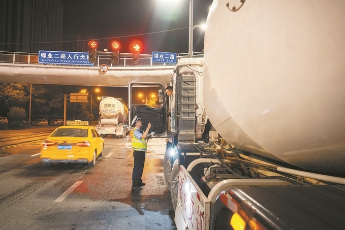 7月25日，陜西省西安市公安局交警支隊開展全市中重型貨車及面包車違法異地互查整治行動。孫崇明攝