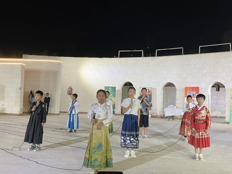 東方藝術(shù)文化館小朋友的詩(shī)朗誦表演。開(kāi)羅中國(guó)文化中心供圖