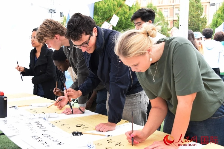 體驗(yàn)中國書法。人民網(wǎng)記者 殷淼攝