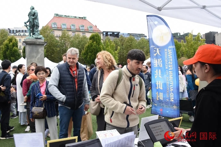 排隊等候品嘗中國美食的游客。人民網(wǎng)記者 殷淼攝