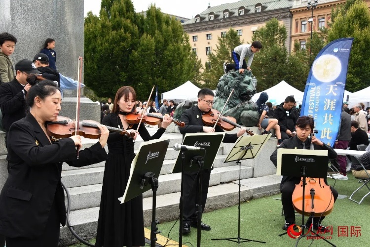 上海愛樂樂團(tuán)“快閃”活動一瞥。人民網(wǎng)記者 殷淼攝