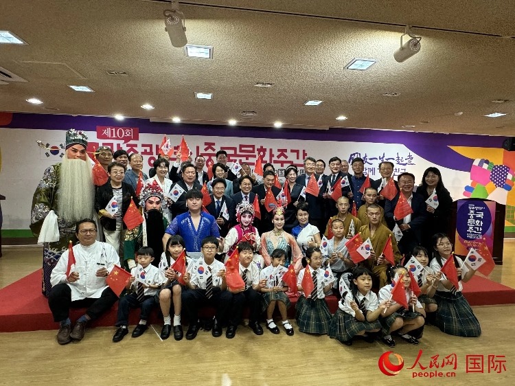 中韓雙方嘉賓和演員在中國(guó)文化周開(kāi)幕式上合影留念。人民網(wǎng)記者 莽九晨攝