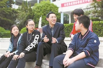 淮北市首批高層次人才儲備金獲得者、淮北市第一中學教師陳超（左三）在與學生交談。淮北市委人才工作局供圖