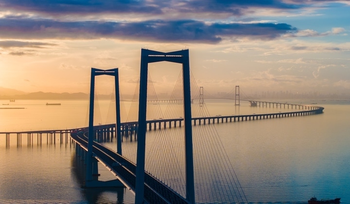 2024年6月27日，沐浴在晨曦中的深中通道（無人機(jī)照片）。新華社記者毛思倩 攝