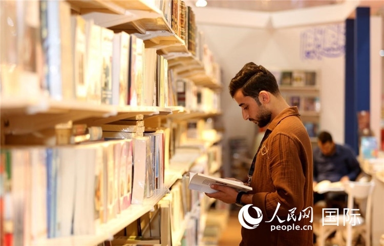 一位民眾在讀書。人民網(wǎng)中東中心分社奧馬爾·哈利勒攝
