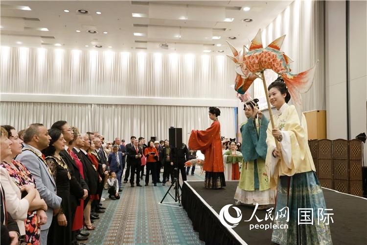 2、留學(xué)生表演了漢服展示《絲路霓裳》。邢雪攝