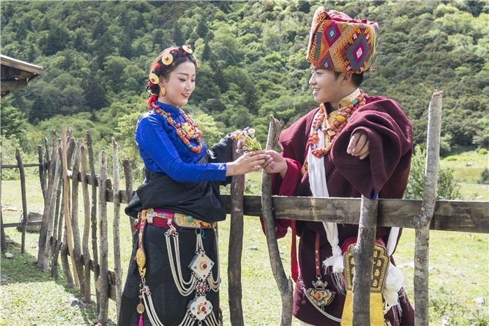 康定情歌（木格措）風(fēng)景區(qū)中的一對年輕人。林革文攝