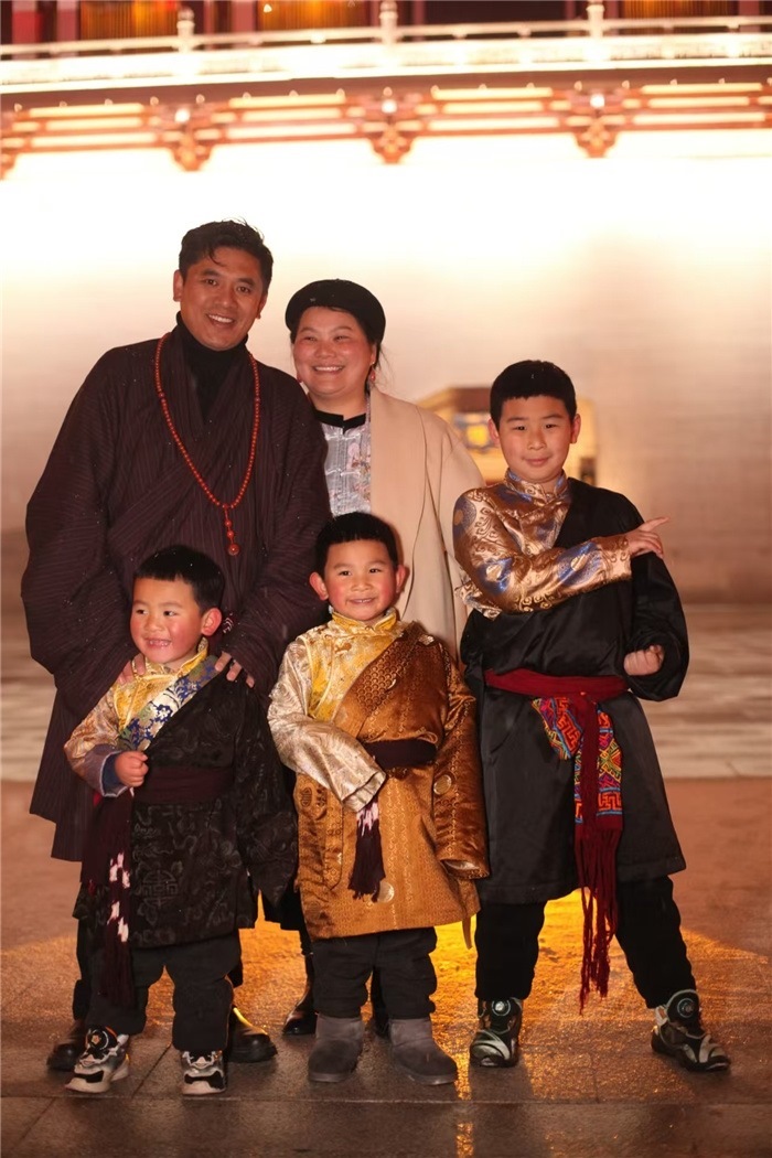 康定的節(jié)日氛圍多元和諧。圖為2024年元宵夜，洛讓銀登一家五口在旅行中拍攝的合影。資料圖片