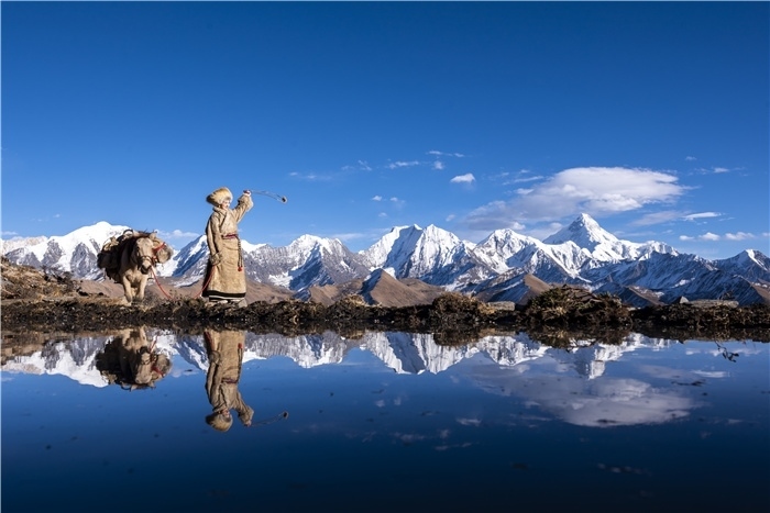 貢嘎山下的放牧人。林革文攝