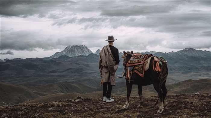 在康定八郎生都星空營地，村里的青年丹真德勒牽馬注視世代生活的家園。八郎村提供