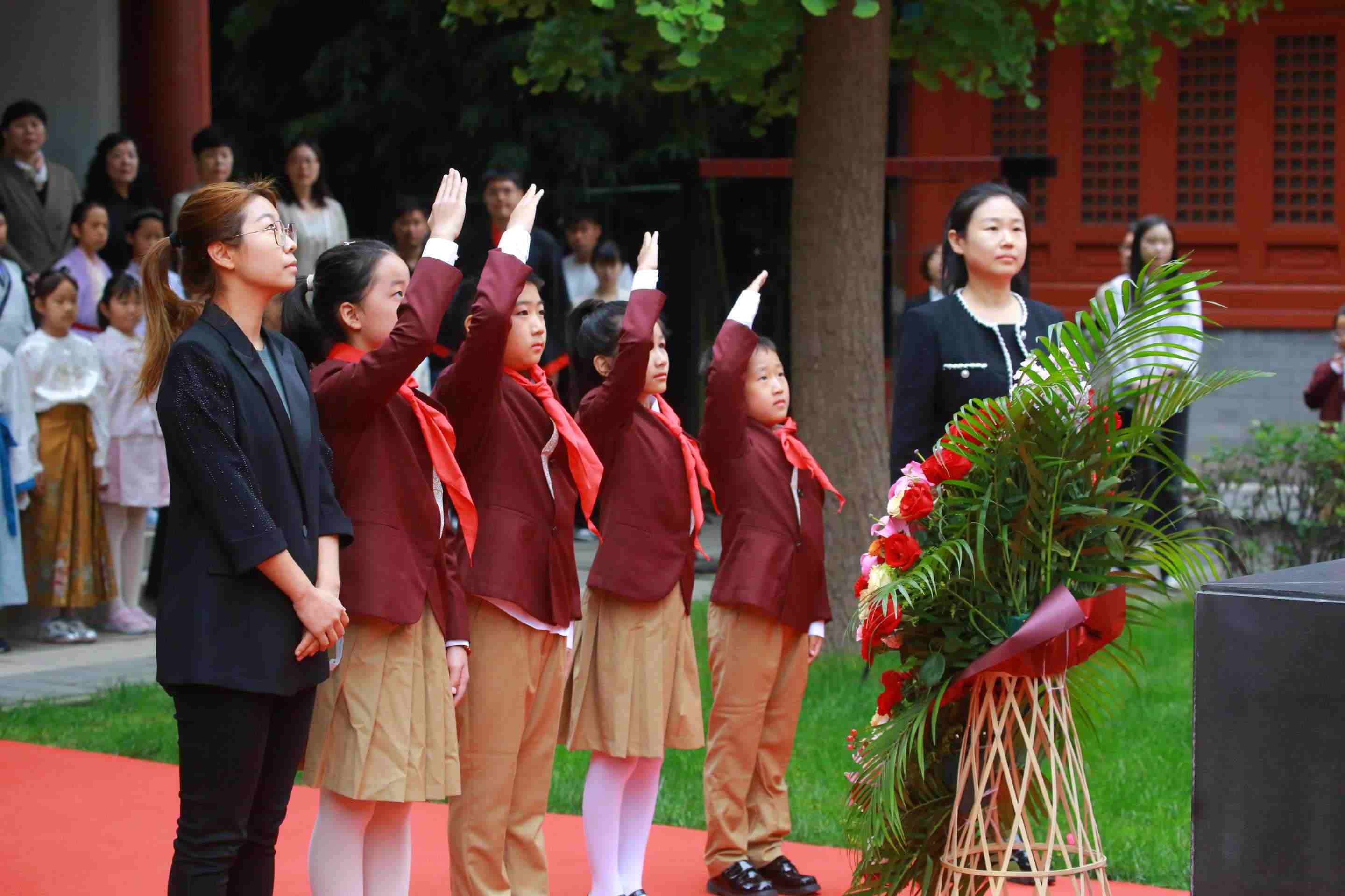 少先隊員敬獻花籃。校方供圖