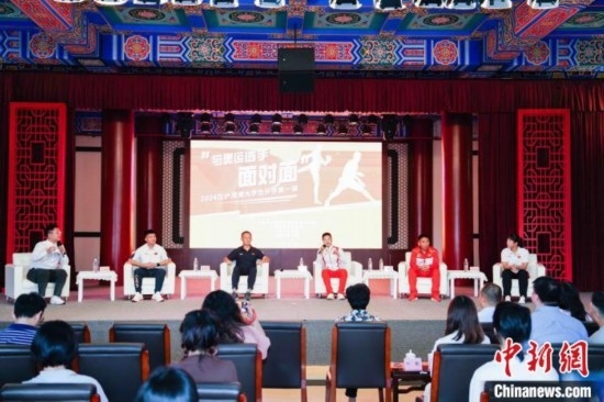 吳愉、王德新、沈?qū)W軍、江海東、朱曉蕾與在座同學(xué)們分享個(gè)人的體育故事與成長感悟。上海市港澳辦供圖