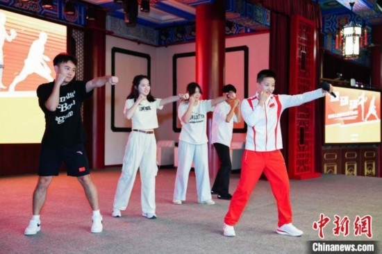 巴黎奧運(yùn)會拳擊冠軍吳愉現(xiàn)場教學(xué)。上海市港澳辦供圖