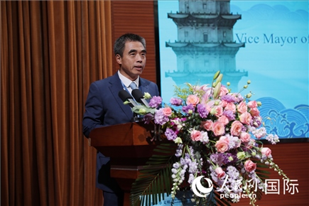 泉州市人民政府副市長(zhǎng)姚飛在“走進(jìn)中華文明——海絲印記 世遺泉州”主題人文交流活動(dòng)中致辭。人民網(wǎng) 王婧攝