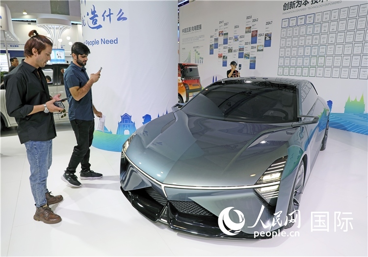 東博會(huì)上，上汽通用五菱展出的一款名為“東盟之光”的新能源概念車吸引參觀者駐足。人民網(wǎng)記者趙益普攝